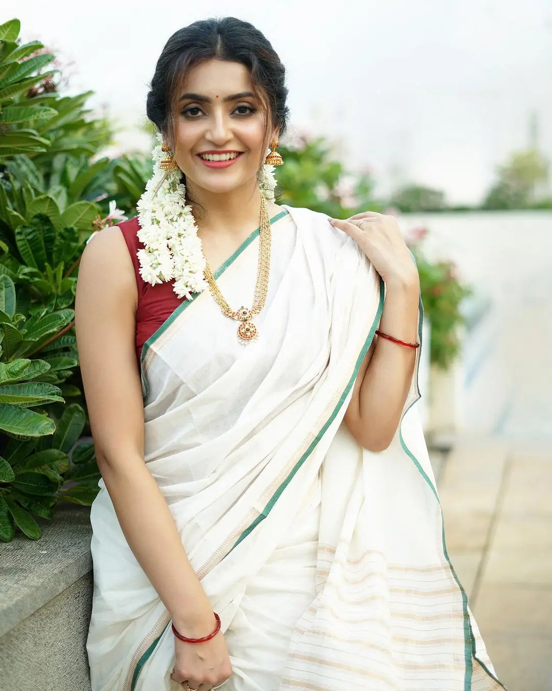 Tollywood Actress Avantika Mishra in Sleeveless White Saree